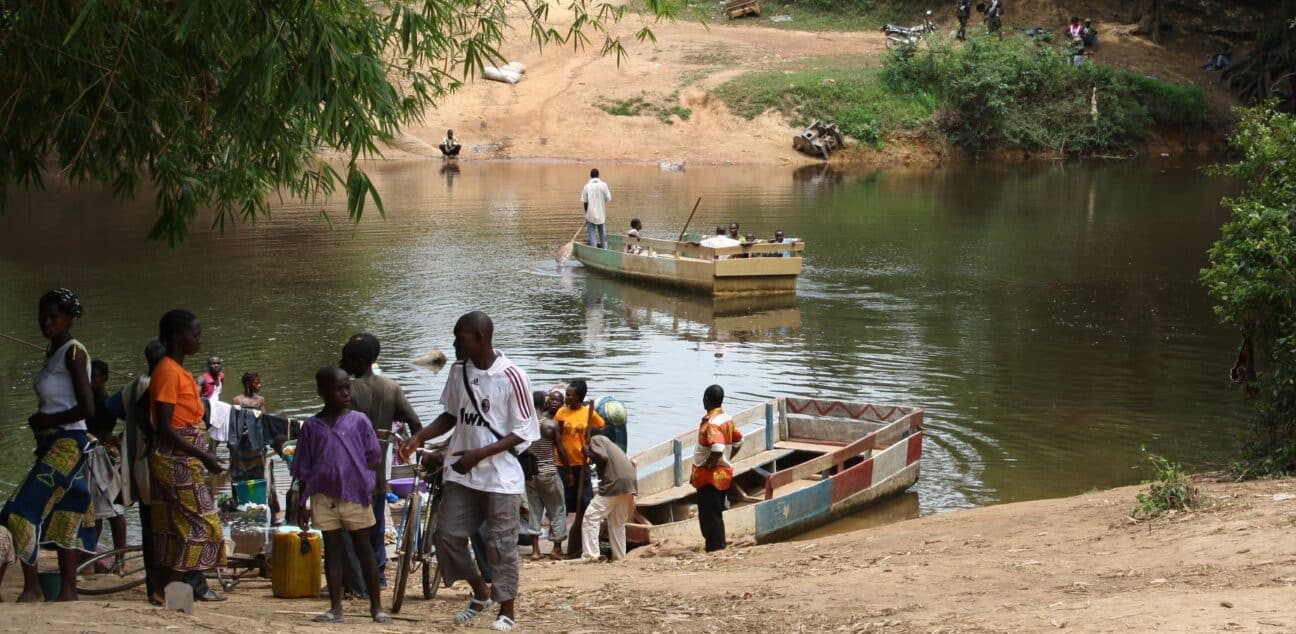 Displaced people crossing the border from the Ivory Coast to Liberia