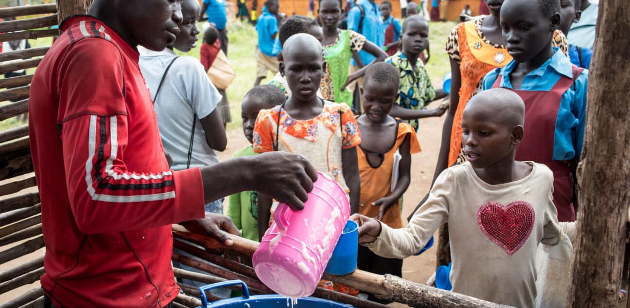 Feeding refugee children in school