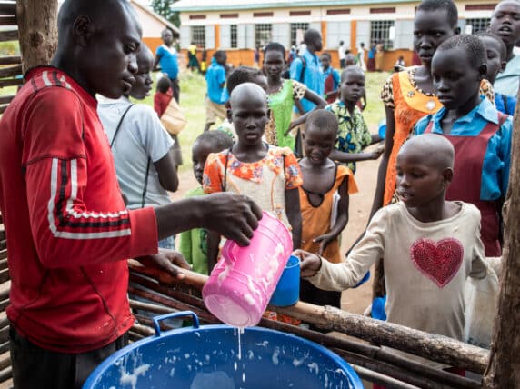 Feeding refugee children in school