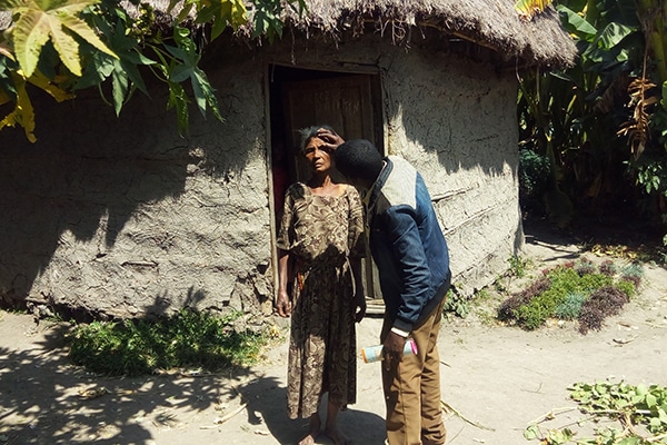 Alemayehu, a TT case finder, examines a woman during house-to-house case finding in Ethiopia