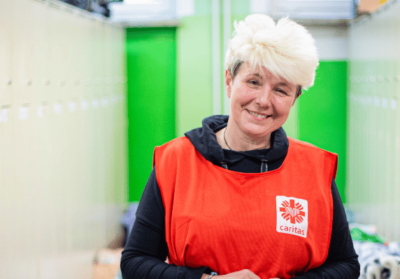 CARITAS COORDINATOR AGNJETSCHKA AT A REFUGEE SHELTER IN A SCHOOL GYM. CREDIT: CARITAS